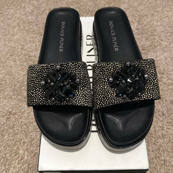 Sandals - Picture 1 of 5